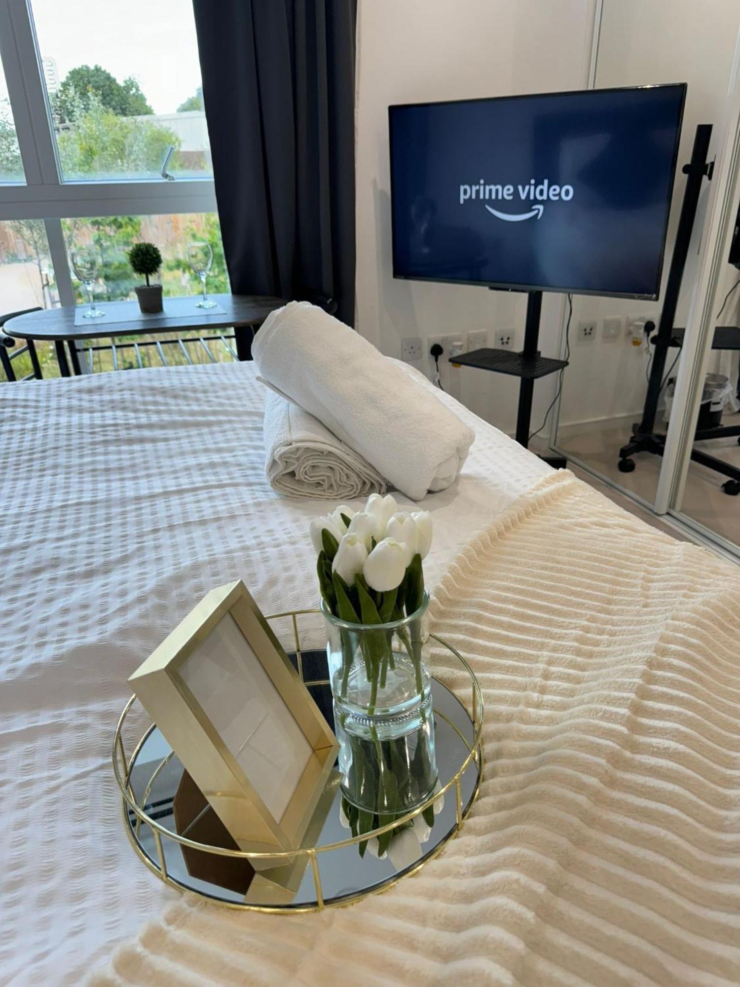 Kayz Lodge- Luxury Ensuite-Private & Shared Accommodation In A New House At The Olympic Village Overlooking Stratford Westfield And Tube Station لندن المظهر الخارجي الصورة