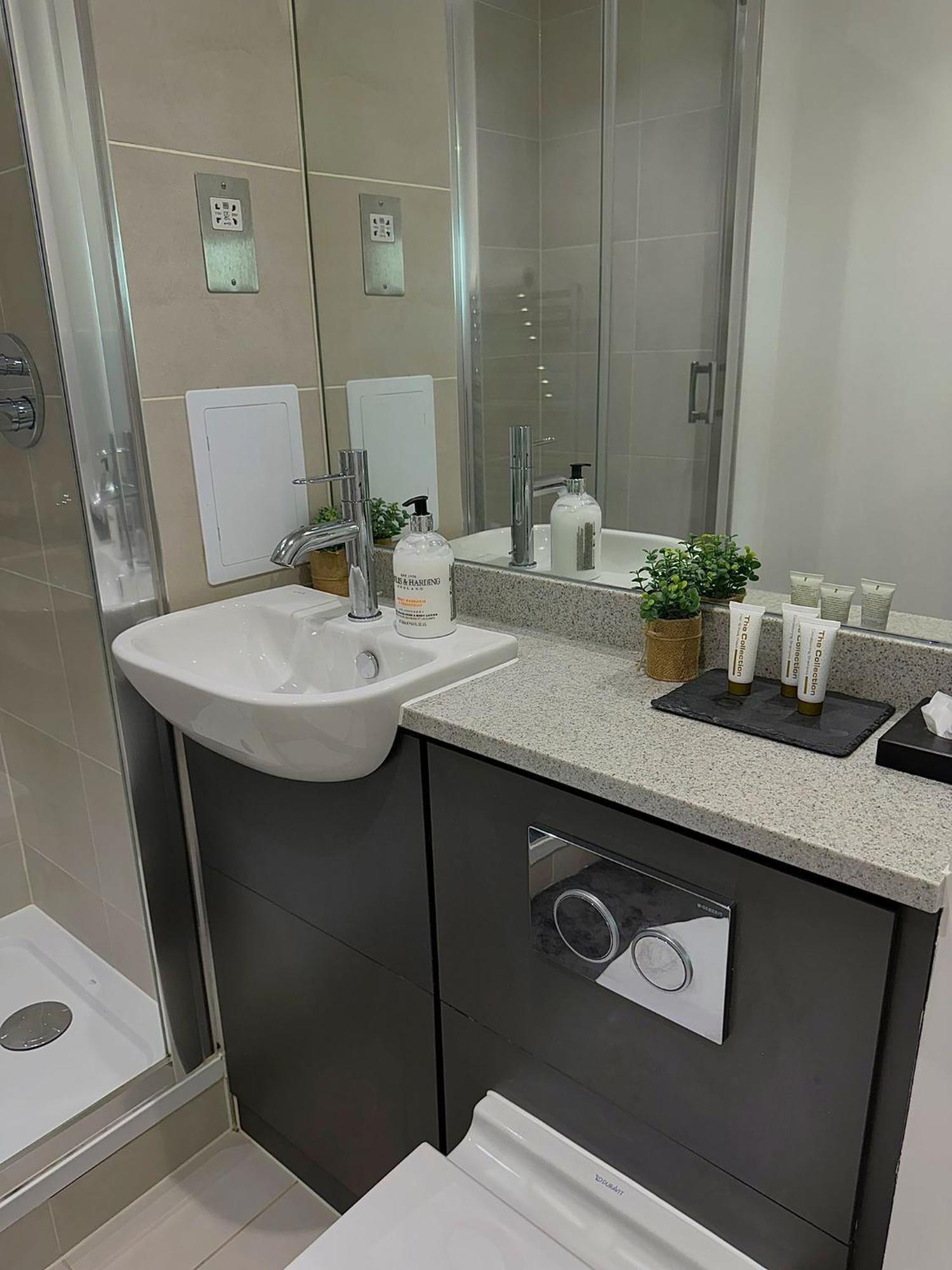 Kayz Lodge- Luxury Ensuite-Private & Shared Accommodation In A New House At The Olympic Village Overlooking Stratford Westfield And Tube Station لندن المظهر الخارجي الصورة