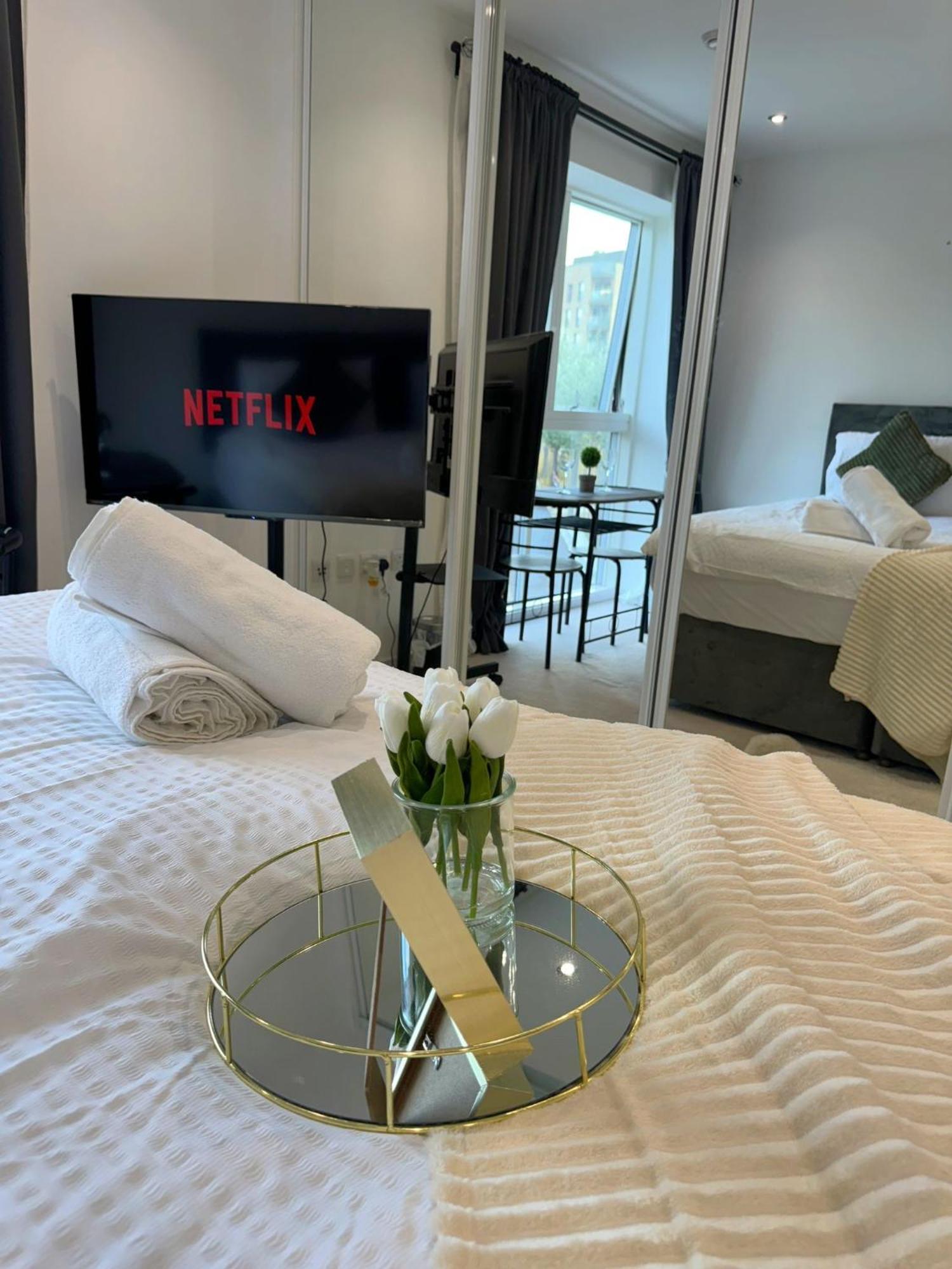 Kayz Lodge- Luxury Ensuite-Private & Shared Accommodation In A New House At The Olympic Village Overlooking Stratford Westfield And Tube Station لندن المظهر الخارجي الصورة