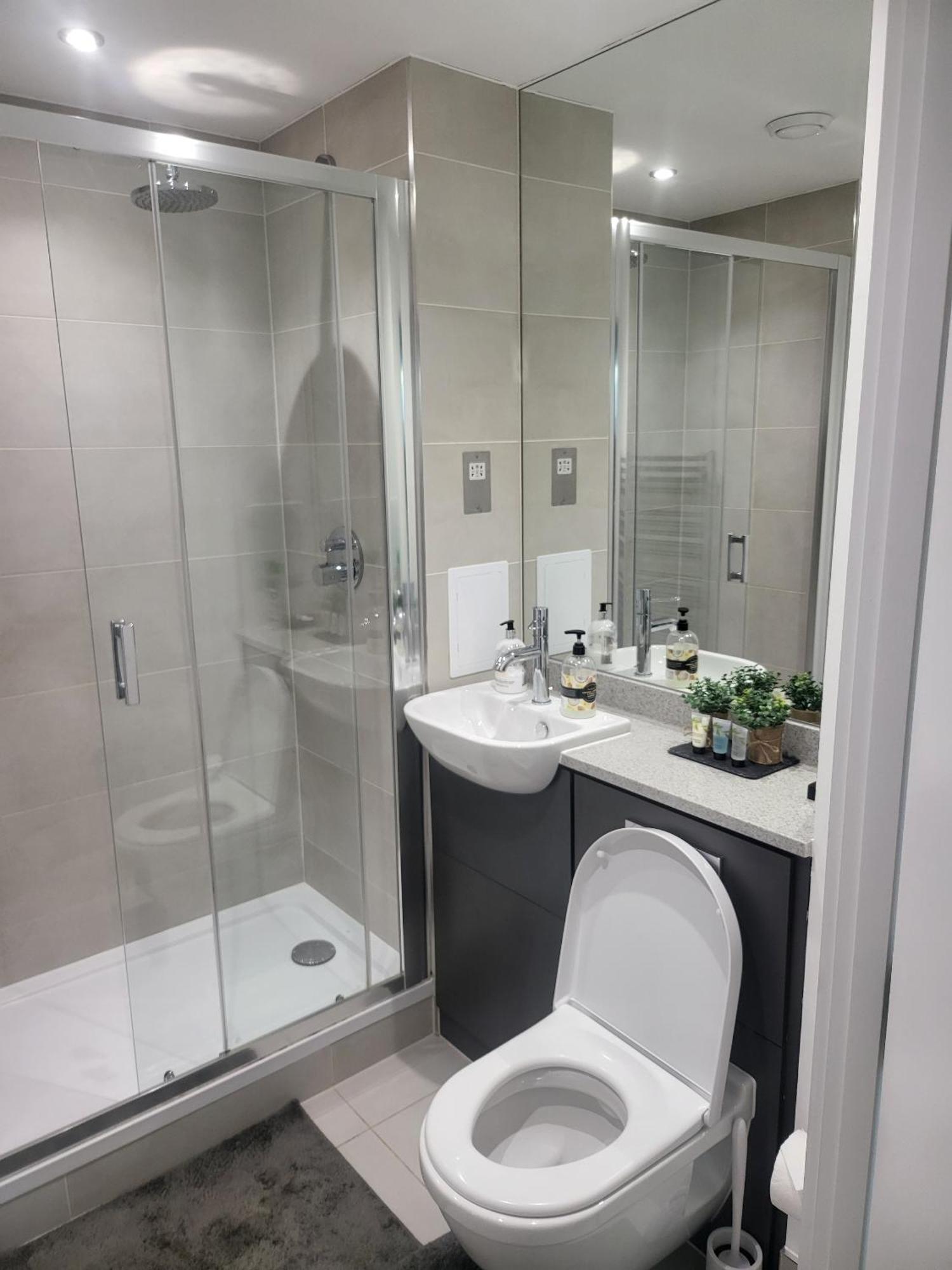 Kayz Lodge- Luxury Ensuite-Private & Shared Accommodation In A New House At The Olympic Village Overlooking Stratford Westfield And Tube Station لندن الغرفة الصورة