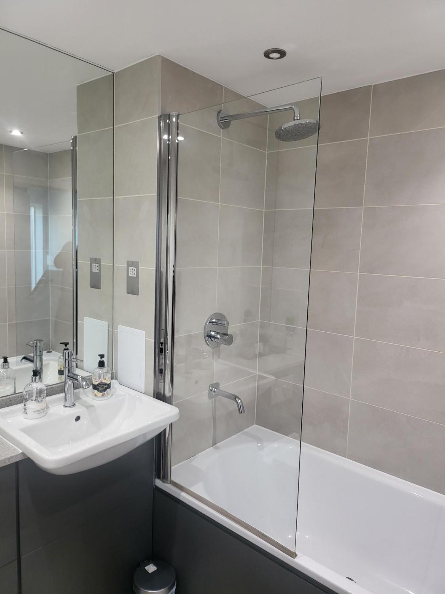 Kayz Lodge- Luxury Ensuite-Private & Shared Accommodation In A New House At The Olympic Village Overlooking Stratford Westfield And Tube Station لندن الغرفة الصورة