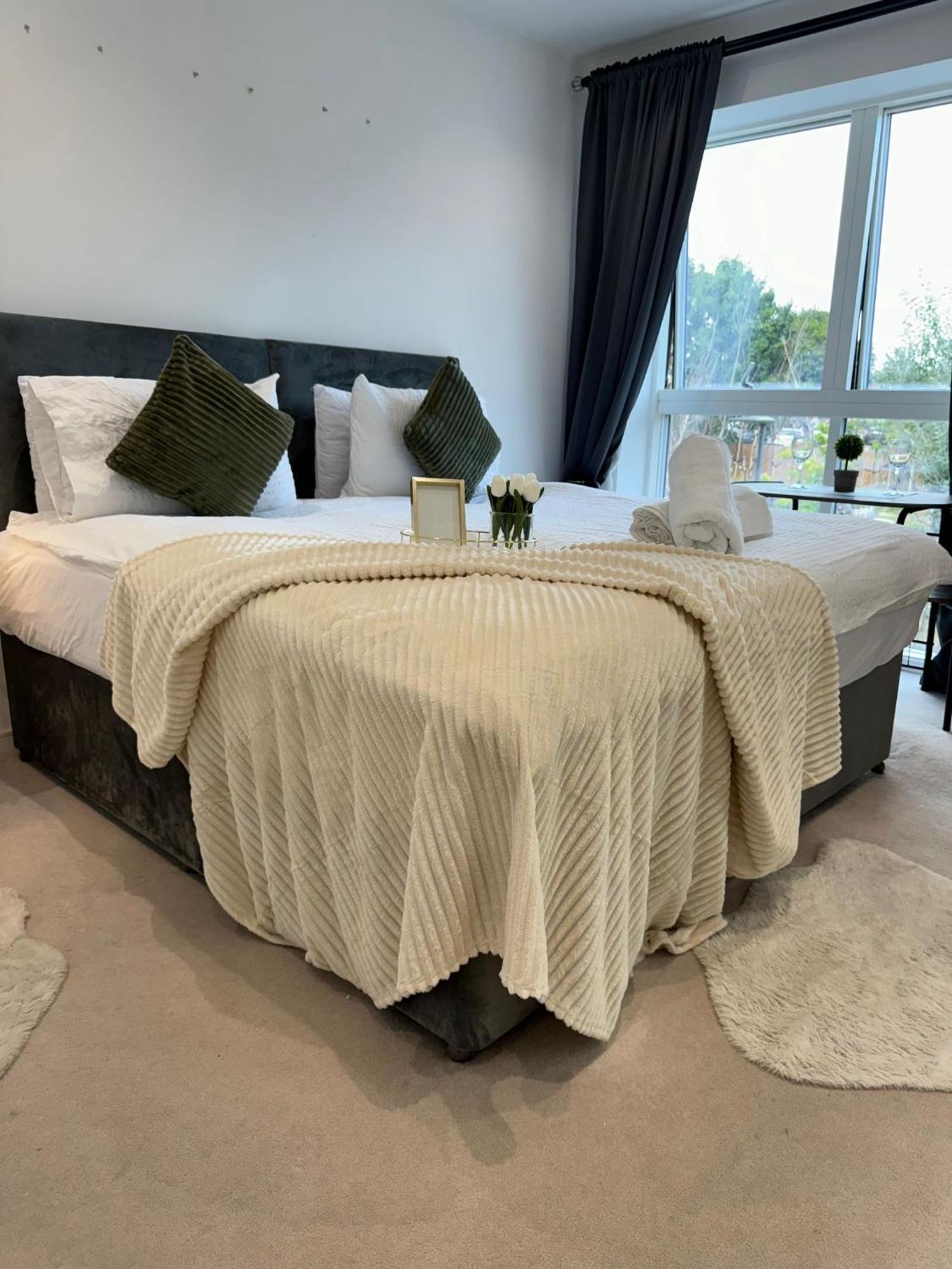 Kayz Lodge- Luxury Ensuite-Private & Shared Accommodation In A New House At The Olympic Village Overlooking Stratford Westfield And Tube Station لندن المظهر الخارجي الصورة
